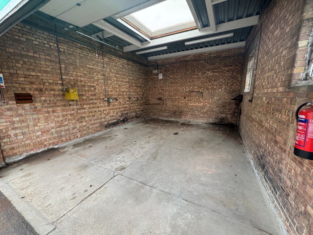 Lot: 42 - FREEHOLD PREMISES IN CENTRAL LOCATION WITH PARKING - Inside garage